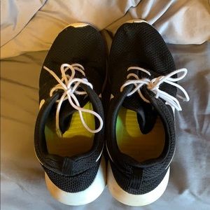 black nike roshes